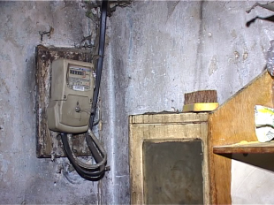 Без света, без нового дома, без надежды. Жители дома по улице Розы Люксембург платят за несуществующие услуги