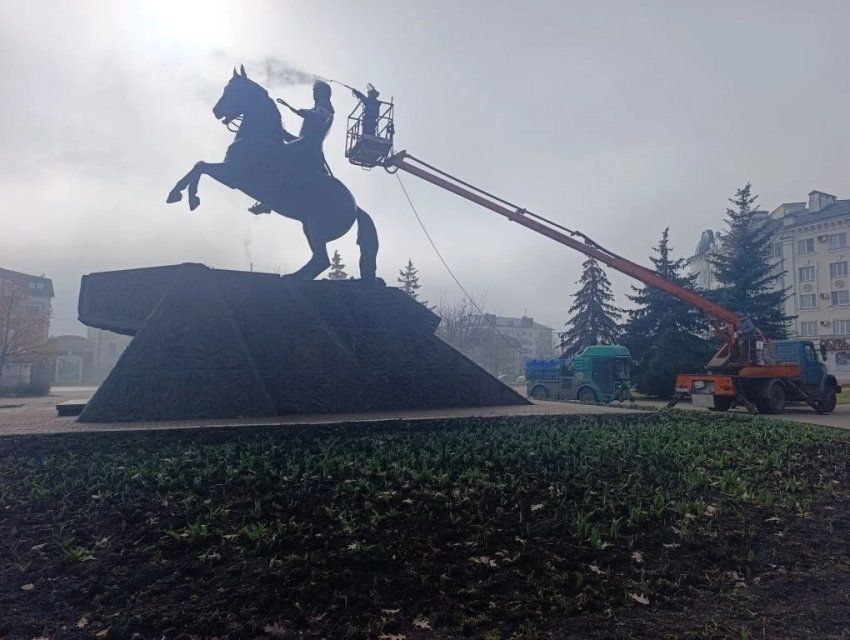В Орле начали приводить в порядок памятники к майским праздникам