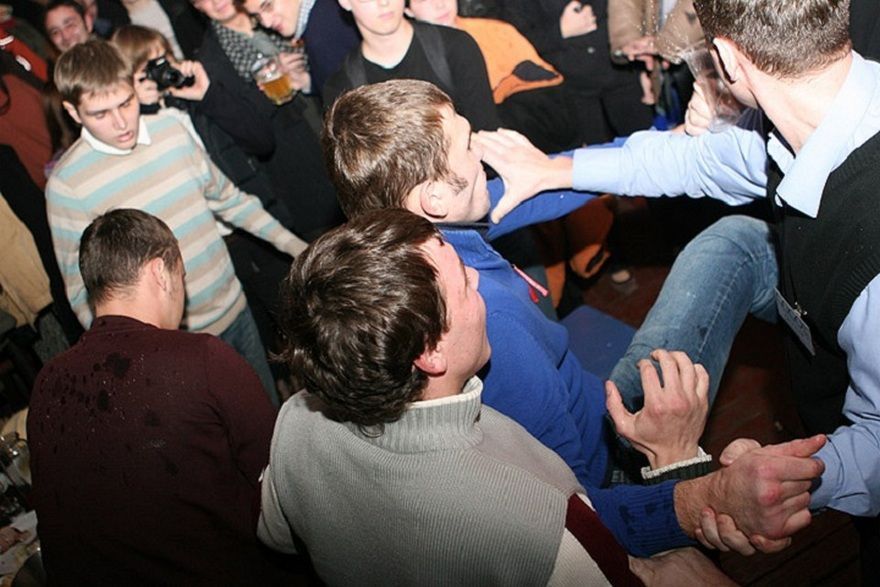 Драка в орловском кафе для посетителя может обернуться реальным сроком