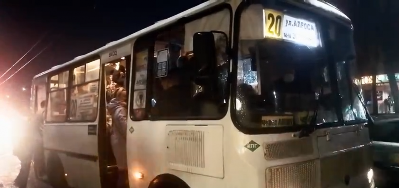 Глазами очевидцев: в период пандемии в Орле продолжают ходить переполненные маршрутки