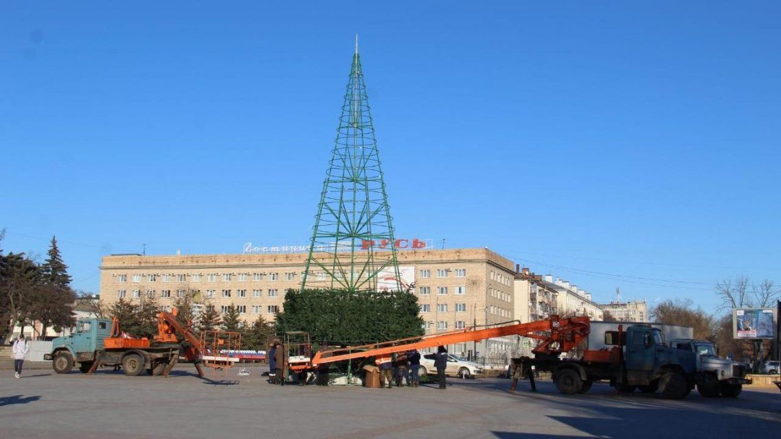 Фотофакт: в центре начали собирать главную елку Орла