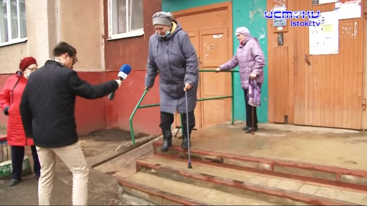 30 сантиметров страха. Пожилые жители одного из подьездов дома №86 на ул. Раздольная боятся выйти на улицу. Не пускают их порожки и безразличие ЖЭУ №1...