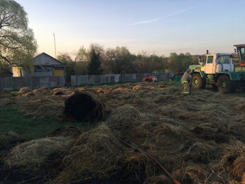 На рассвете в Колпнянском районе тушили сено