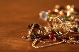 17-летний парень похитил золотые украшения у орловчанки