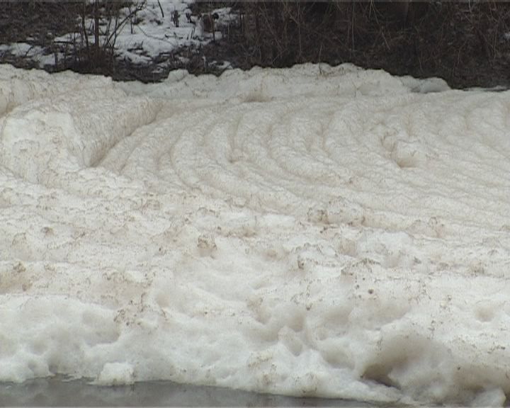 Орлик в районе детского парка покрыла «снежная» пена