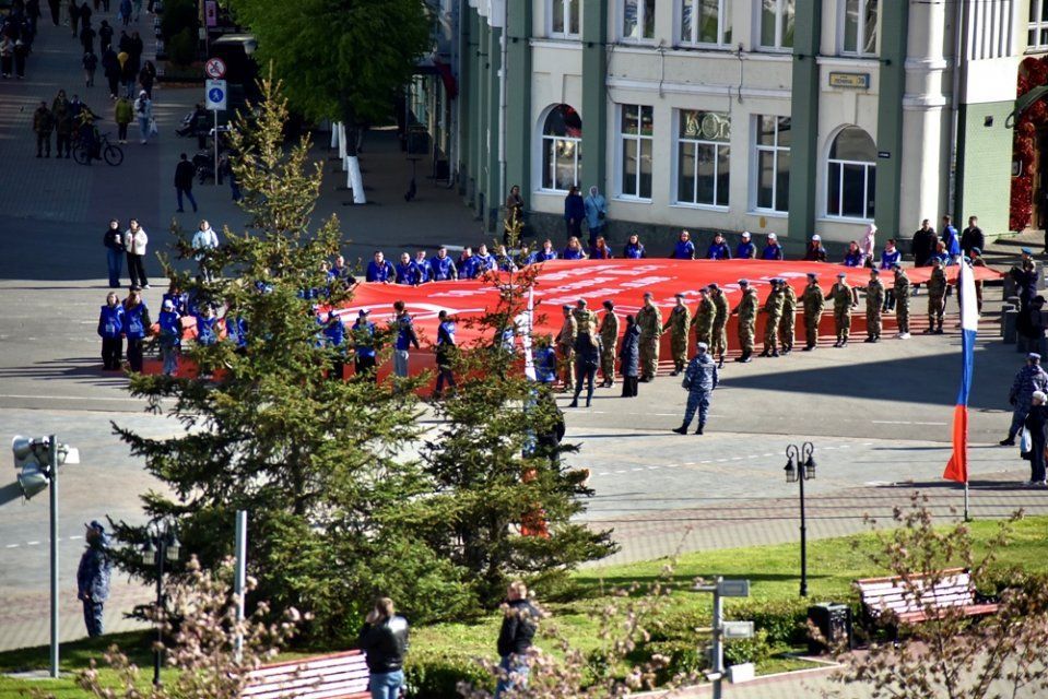 В Орле развернули гигантскую копию Знамени Победы!