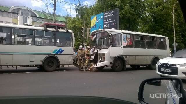 В Орле возле «Экрана» столкнулись маршрутки