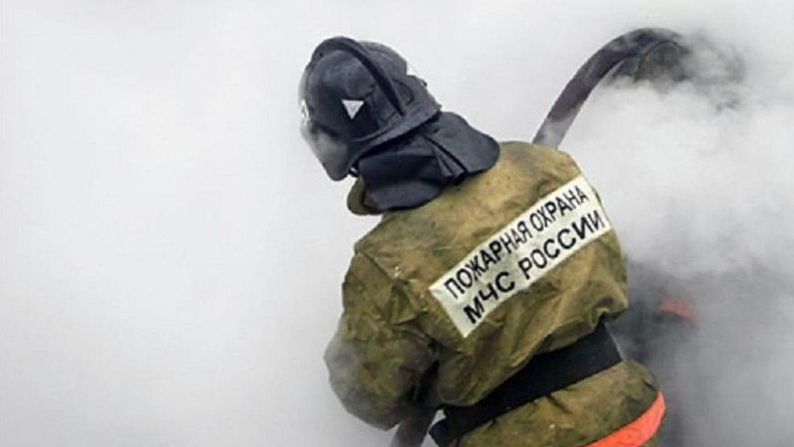 «Фольксваген-Гольф» оказался в эпицентре пожара в Орле 