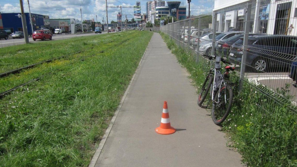 В районе ТМК «ГРИНН» в Орле велосипедист сбил на тротуаре пенсионера