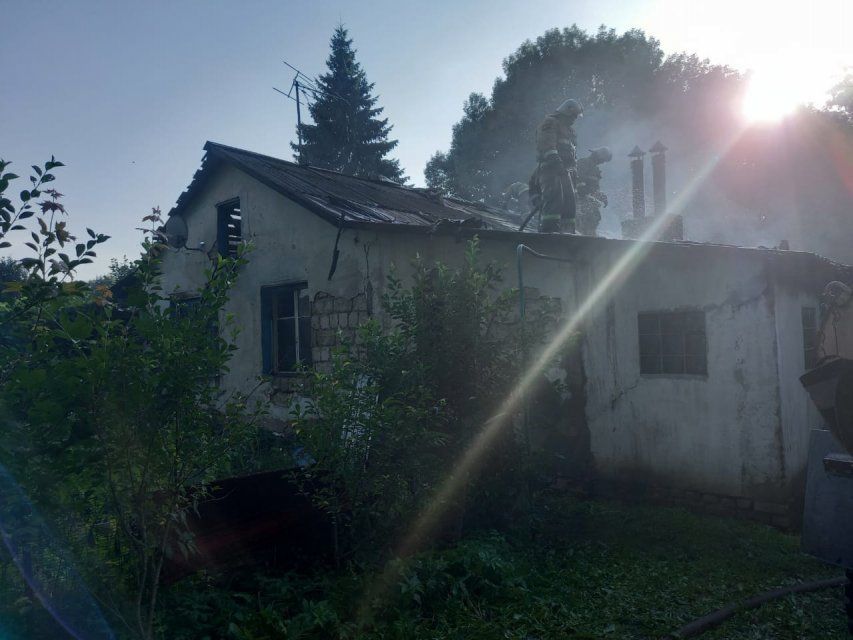 В Глазуновском районе женщина едва не сгорела заживо в своем доме