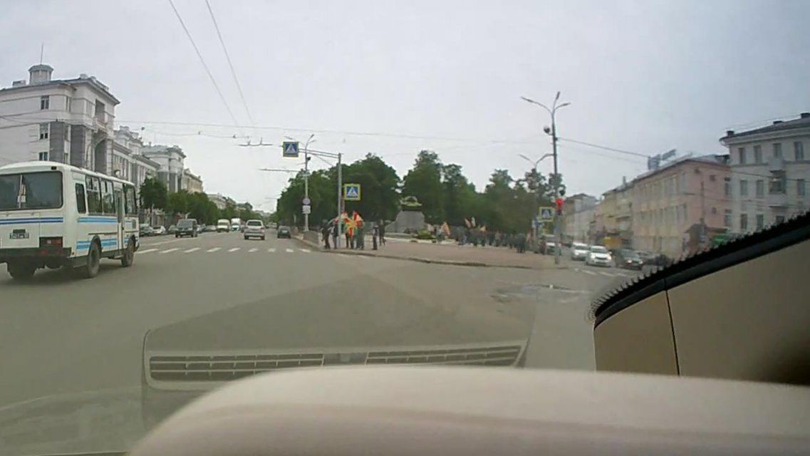 Забыв о самоизоляции, орловские пограничники массово собрались в сквере