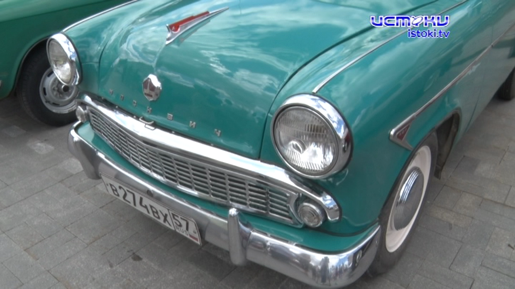 Настоящие автомобильные раритеты разместились на центральной площади Орла 