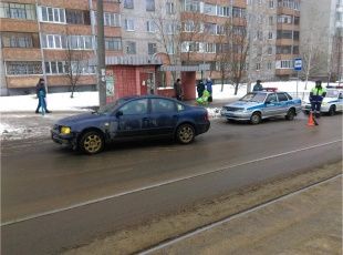В Орле автомобиль сбил пешехода на остановке общественного транспорта