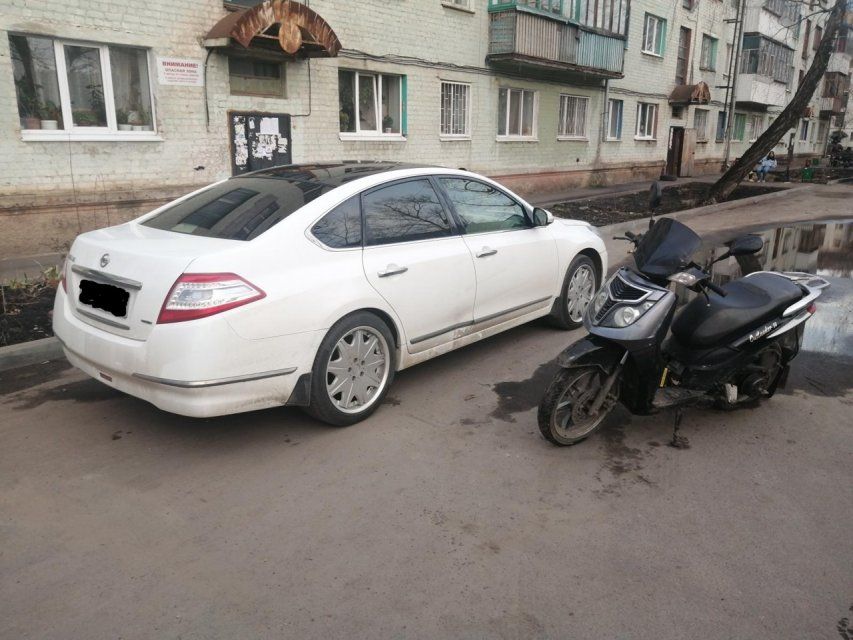 Сезон открыт: В Орле во дворе дома мотоциклист въехал в стоящую иномарку