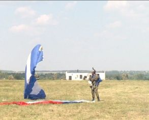 Сегодня в аэропорту "Орел-Южный" более 500 десантников показали свое мастерство