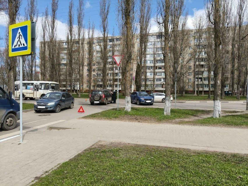 Вчера на улице Металлургов не разъехались «Чери Тиго» и «Лады Веста»