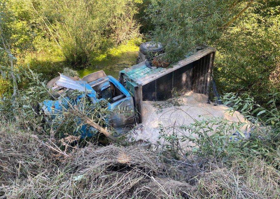В Ливенском районе погиб водитель перевернувшегося грузовика