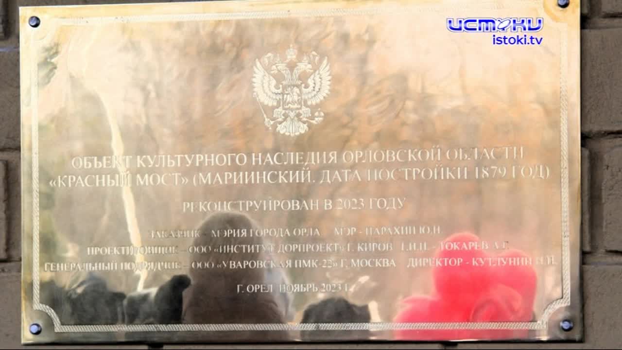 Сегодня возле Красного моста произошло ЧП - провалился асфальт, обнажив приличные пустоты. Мы были на месте