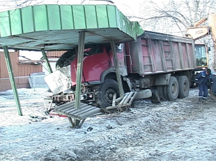 Новости за 90 секунд: "МАN" въехал в остановку общественного транспорта, среди школьников выберут лучших друзей пернатых, а совсем скоро для орловчан будет доступна скандальная и знаменитая выставка Пикассо