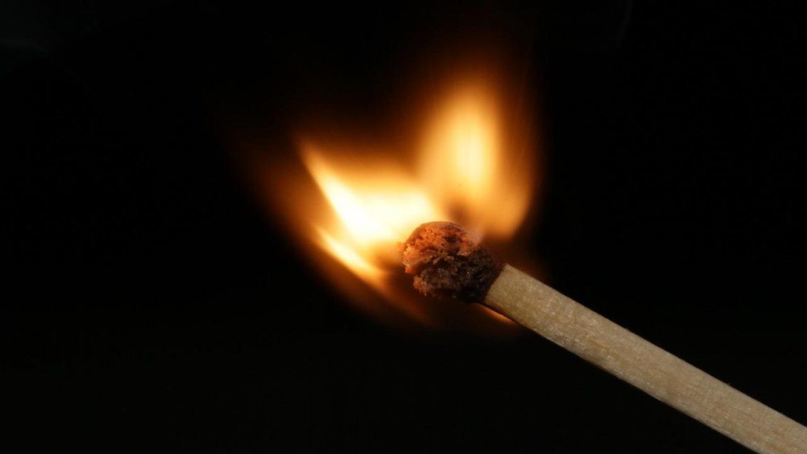 Ночью в Ливнах курильщик едва не спалил трехкомнатную квартиру