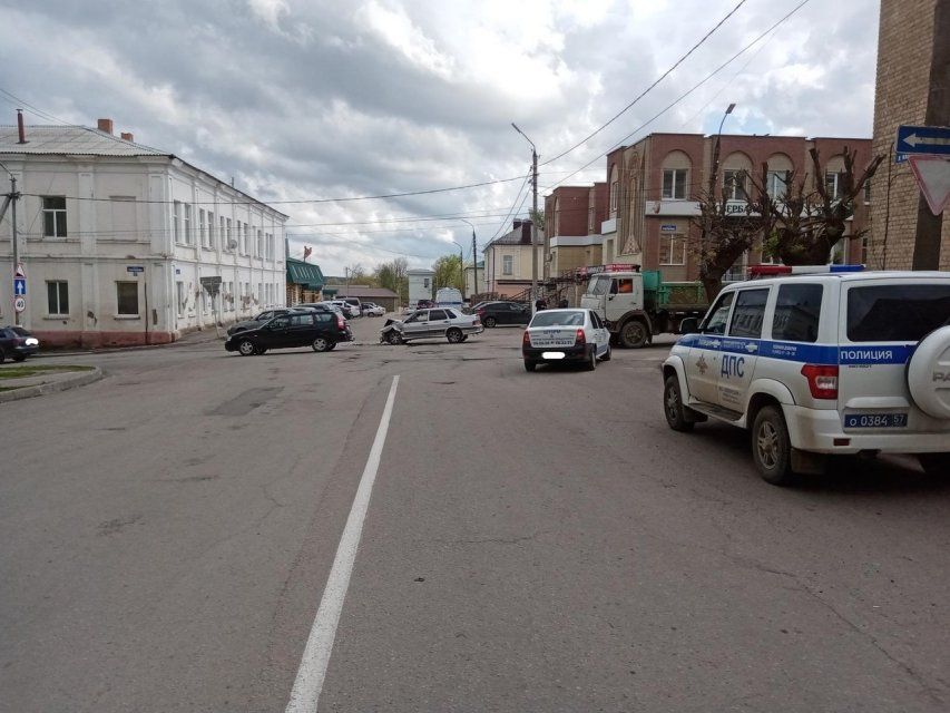 В Ливнах в результате игнорирования ПДД столкнулись иномарка и «ВАЗ». Один человек пострадал