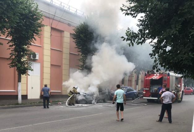 В Ливнах в субботу полыхал автомобиль