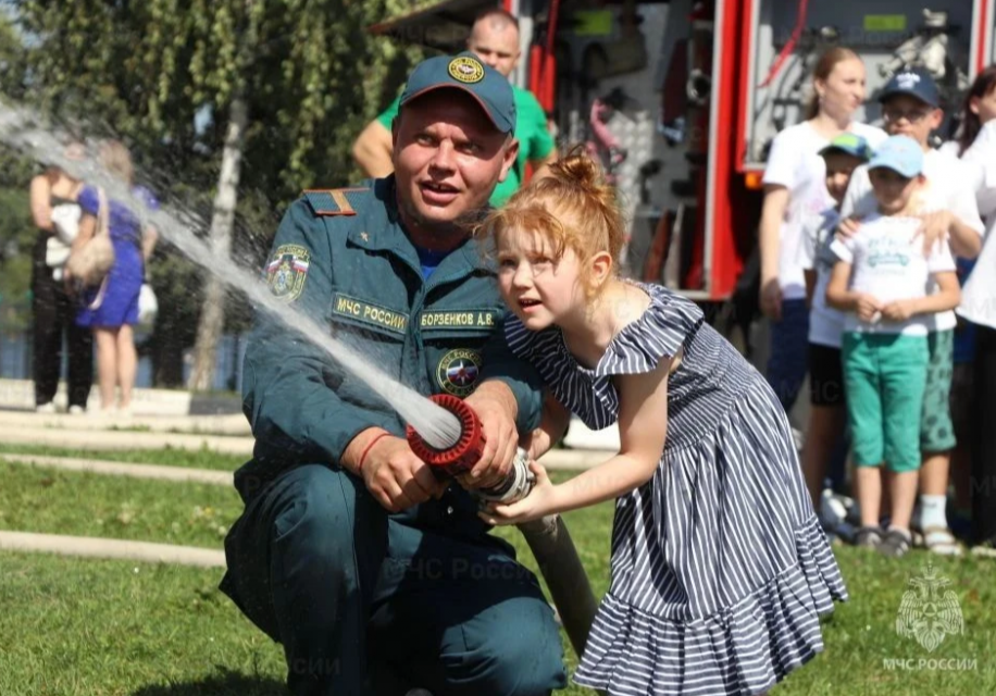 Спасатели, пожарные - сотрудники МЧС России, волонтёры Лиза Алерт и пожарные добровольцы организуют в День Знаний тематические площадки