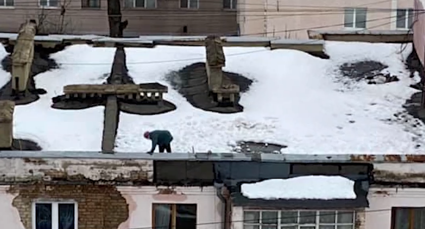 ВИДЕО: орловская пенсионерка сама чистит крышу, чтобы не затопило квартиру