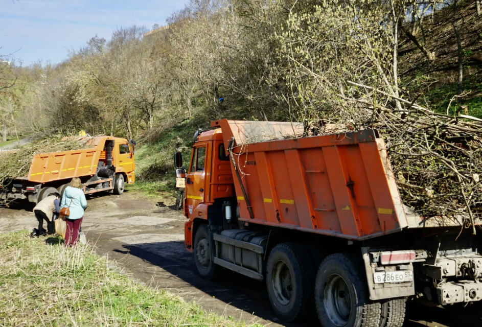 Более 600 тонн мусора собрали накануне на общегородском субботнике в Орле