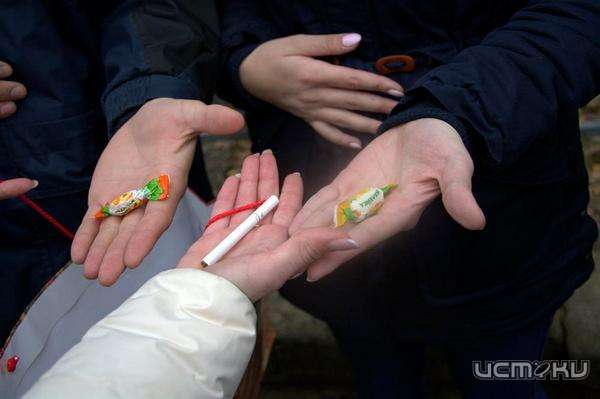 В Орле меняли сигареты на конфеты