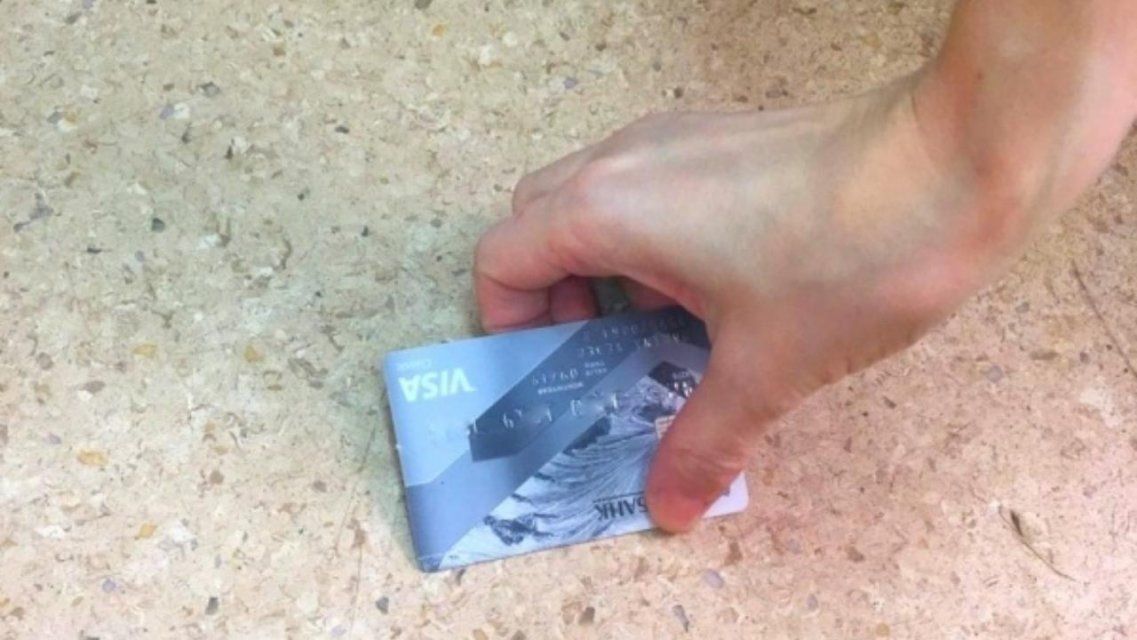 Орловчанин расплатился найденной картой и заработал статью