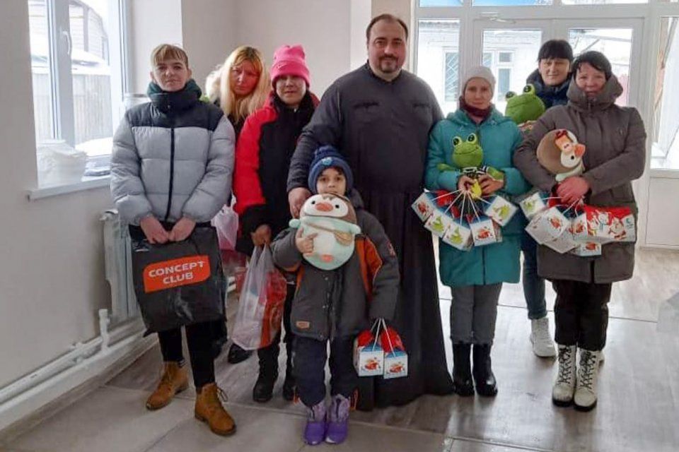 Более 300 детей из нуждающихся семей получили подарки в Орловской области