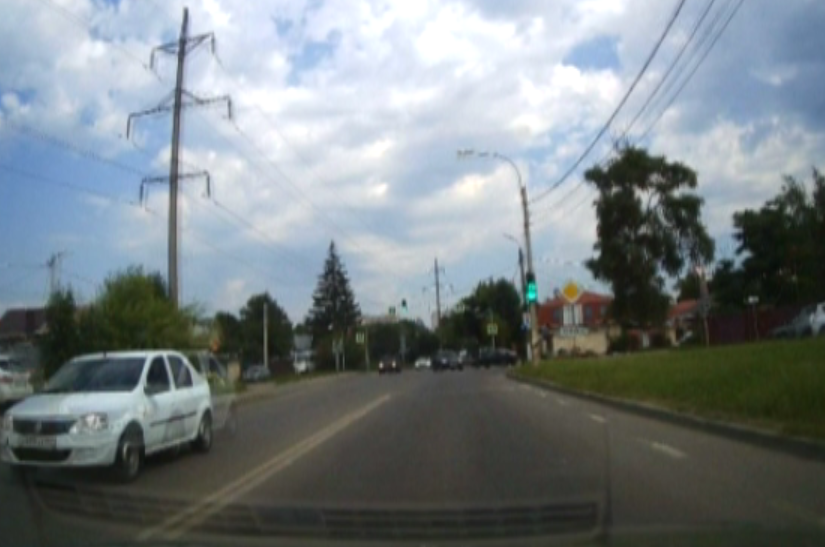 Cегодня на улице Колхозная на оживленном перекрестке водитель смело поехал на красный свет