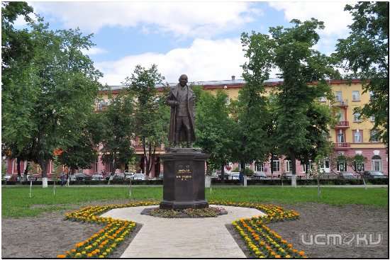 У памятника Баграмяну рассыпалась облицовочная плитка