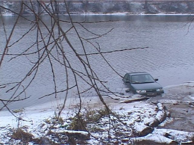 Автомобиль искупался в реке