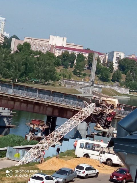 На Красном мосту в Орле завалился кран