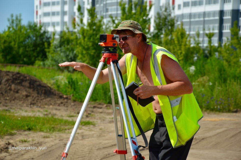 "Один каток стоит посреди дороги недели без движения, никто ничего не делает"