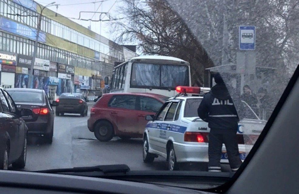 В Орле собралась пробка из-за иномарки, перегородившей дорогу