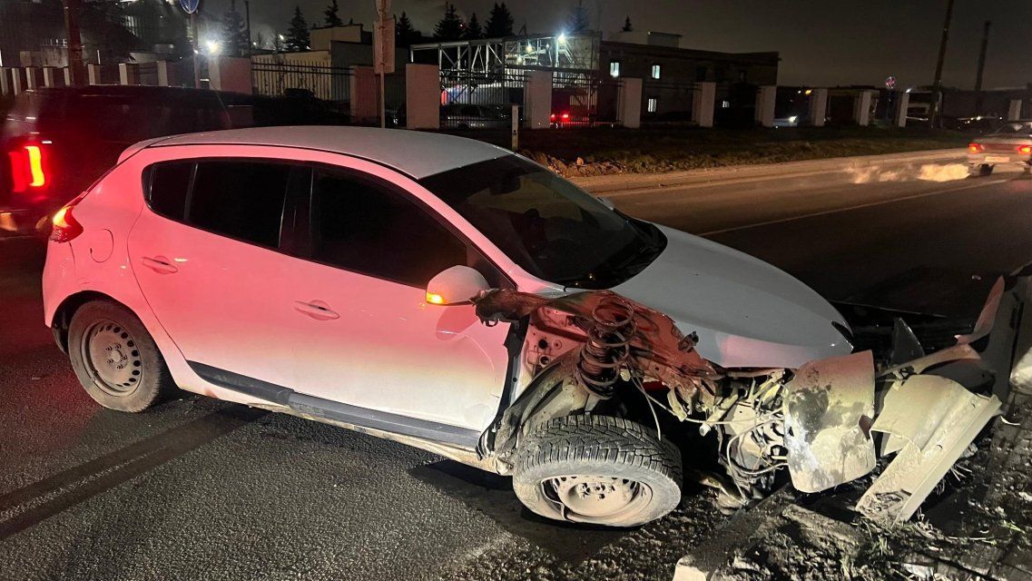 В Орле водитель «Рено» протаранил дорожное ограждение