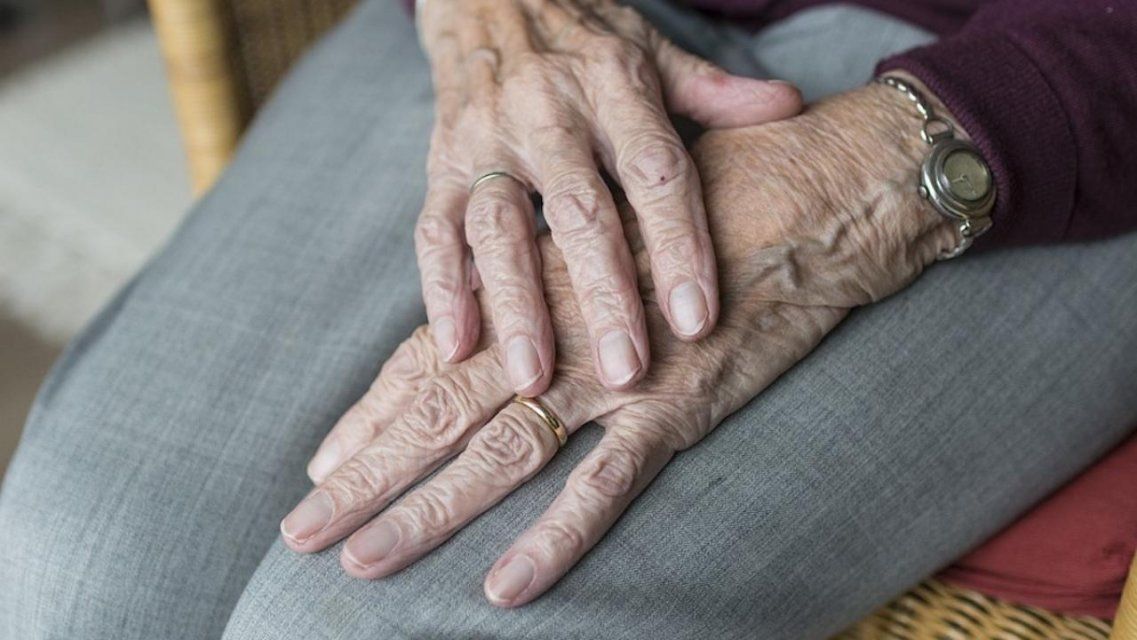 Не сидят в самоизоляции: среди заболевших COVID-19 стало больше орловчан 65+