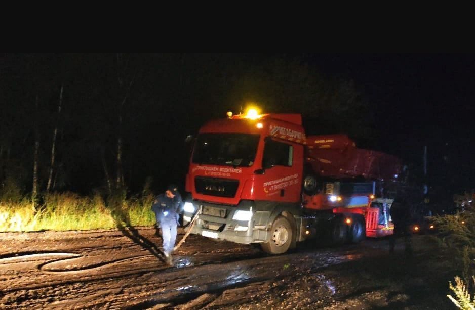 Два большегруза под Орлом увязли в трясине и образовали огромную пробку
