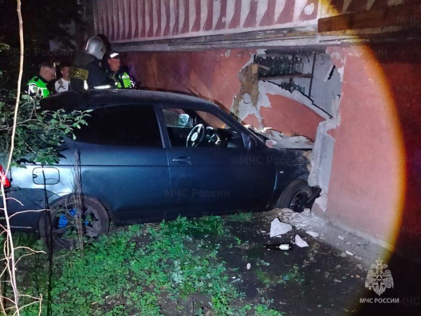 В Орле легковушка врезалась в многоэтажный дом