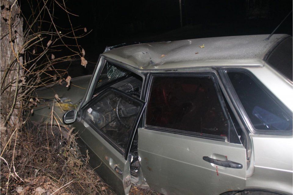 В Дмитровске отечественная легковушка протаранила дерево. Водитель получил травмы