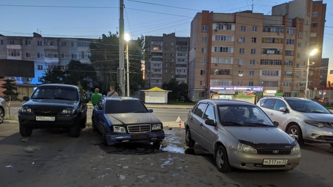 Ночью в Орле пьяный водитель «Мерседеса» протаранил бордюр и два авто