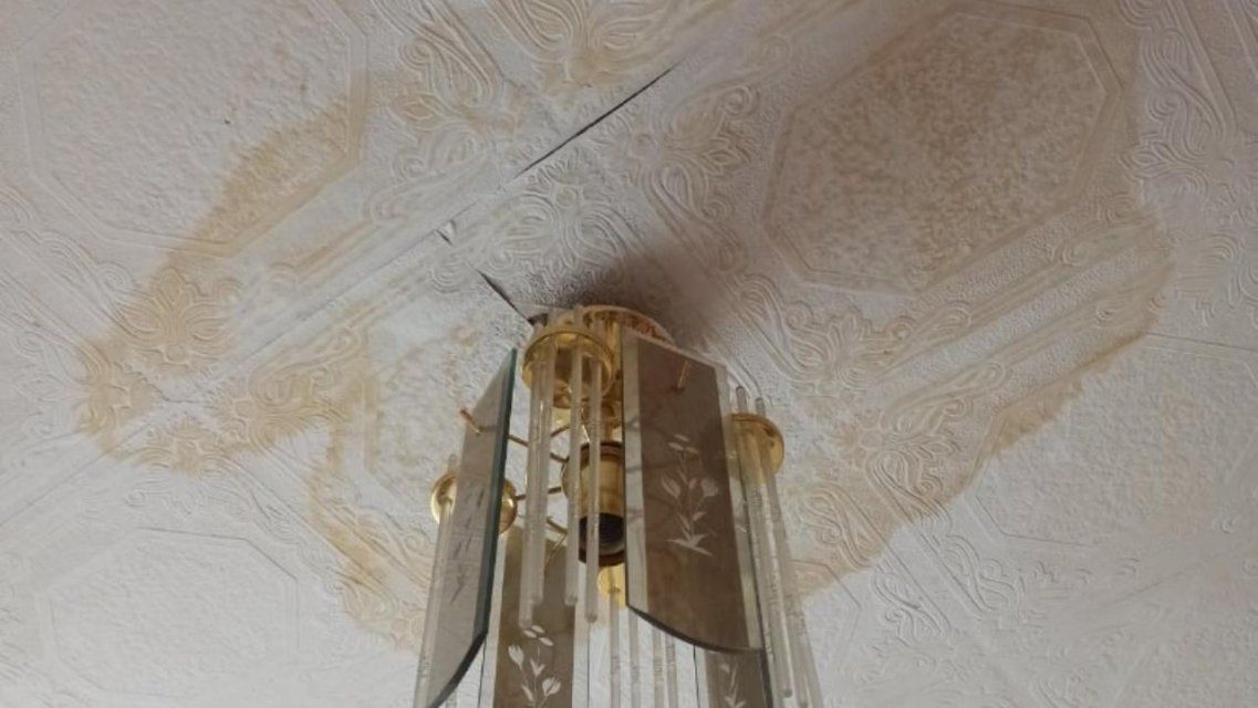Орловчанка пожаловалась на ЖЭК, который не пришел на выручку, когда в ее квартире потек потолок