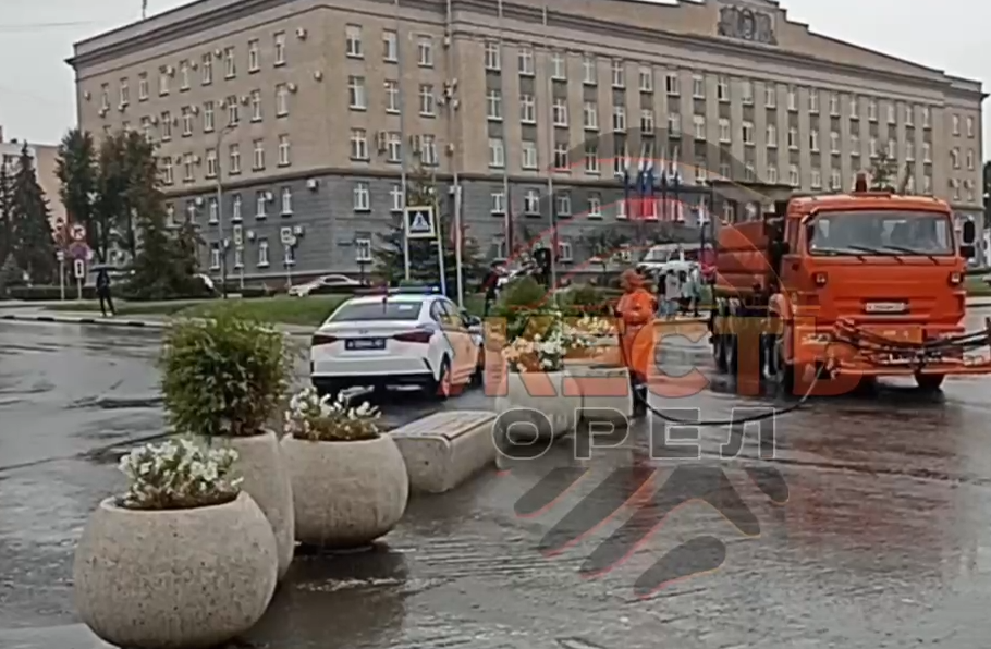 Орловские коммунальщики поливали клумбы в ливень