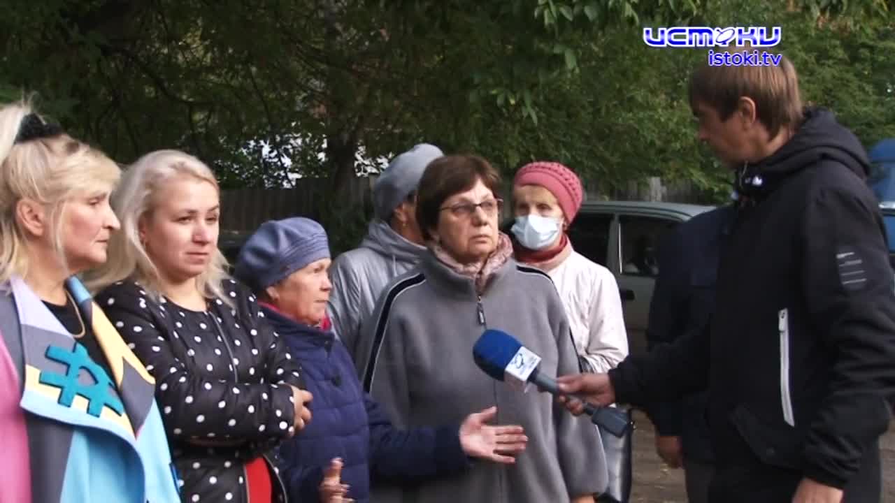 В пору «Титаник» запускать. Дорога и протекающая 4 года крыша вынудила жителей дома №1 на улице Андрианова обратиться в нашу редакцию. До этого они об...