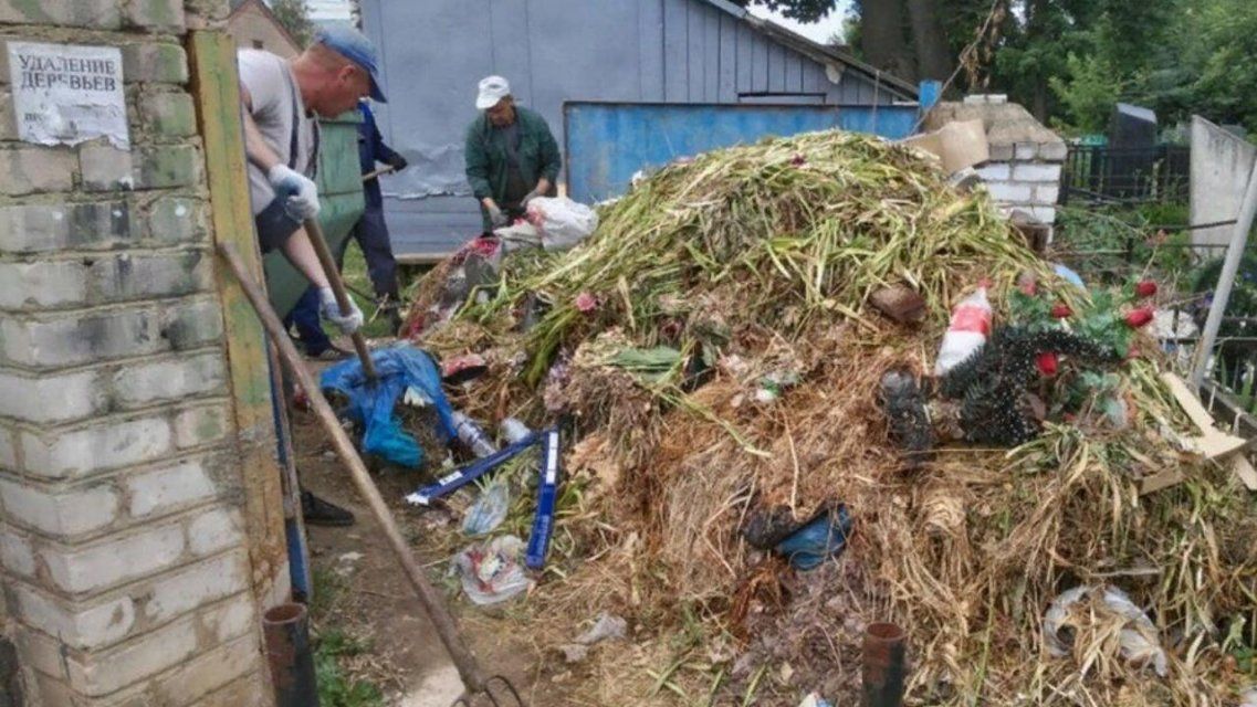 «Аврора» начала вывозить мусор с орловских кладбищ