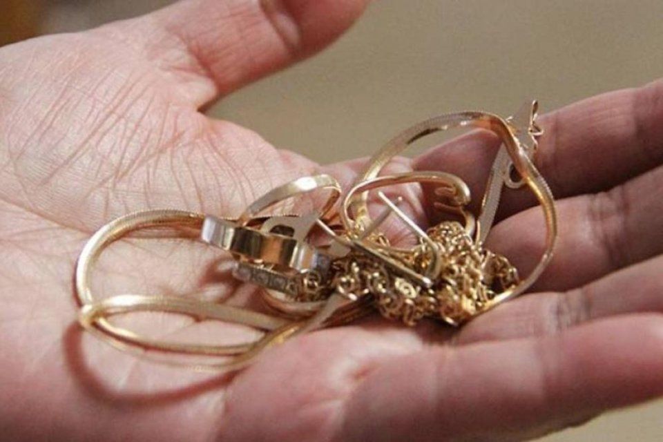 Пока орловчанка была на огороде, из ее дома украли золото