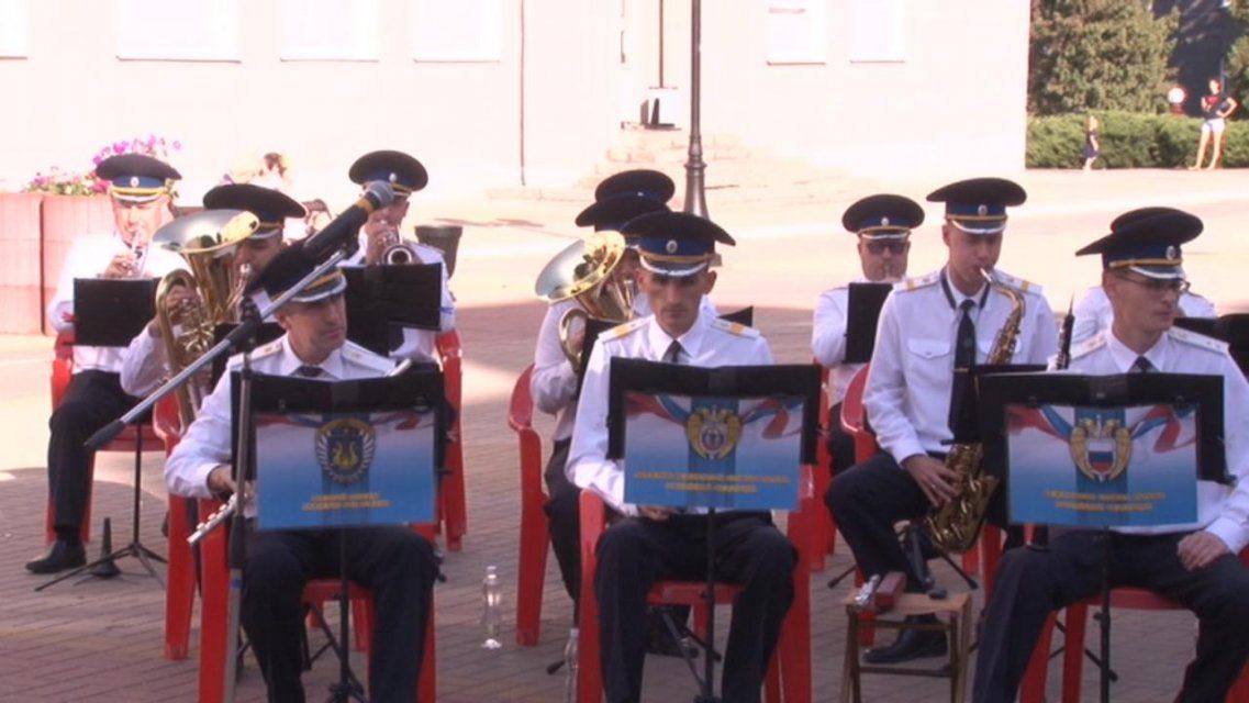 «Ах, эти тучи в голубом...»: оркестр ФСО создал праздничное настроение орловчанам